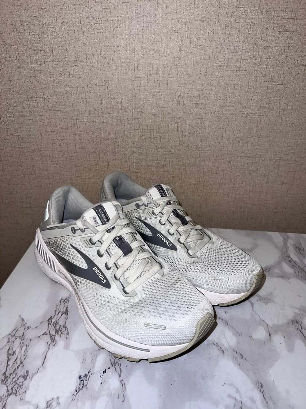 Brooks Adrenaline GTS 22 Running Shoes Gray White